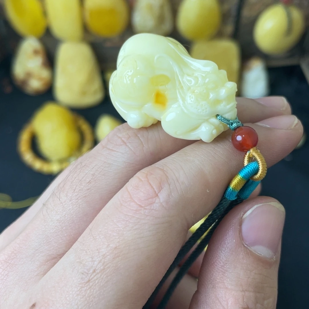 琥珀未镶嵌裸石俄料浓白花蜡貔貅9.3克