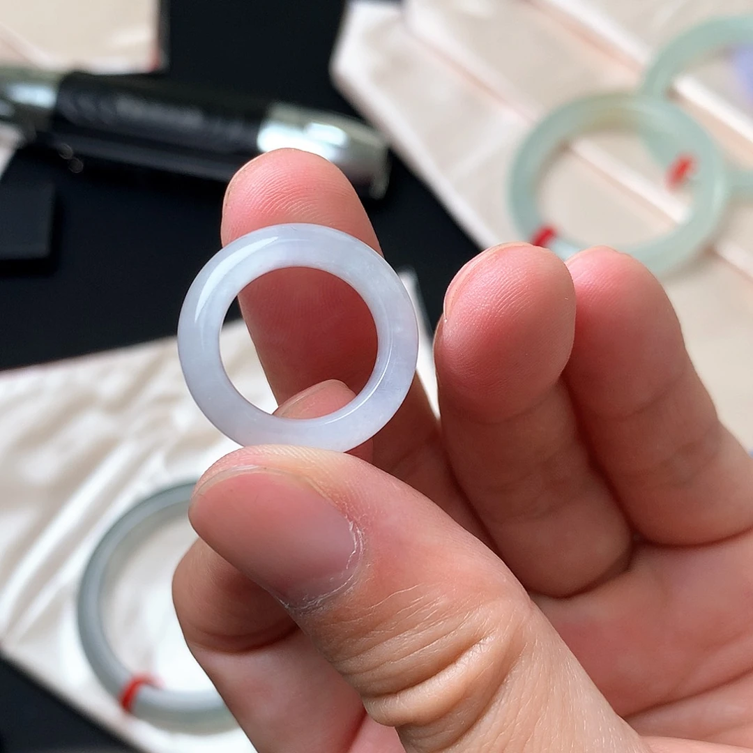 翡翠手镯未镶嵌小*戒圈