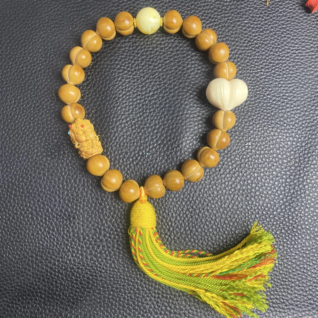 爱心屁桃猴头核桃精工雕刻手串卡13-15左右  A652