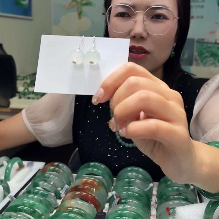 石英质玉（非洲翠）未镶嵌耳饰