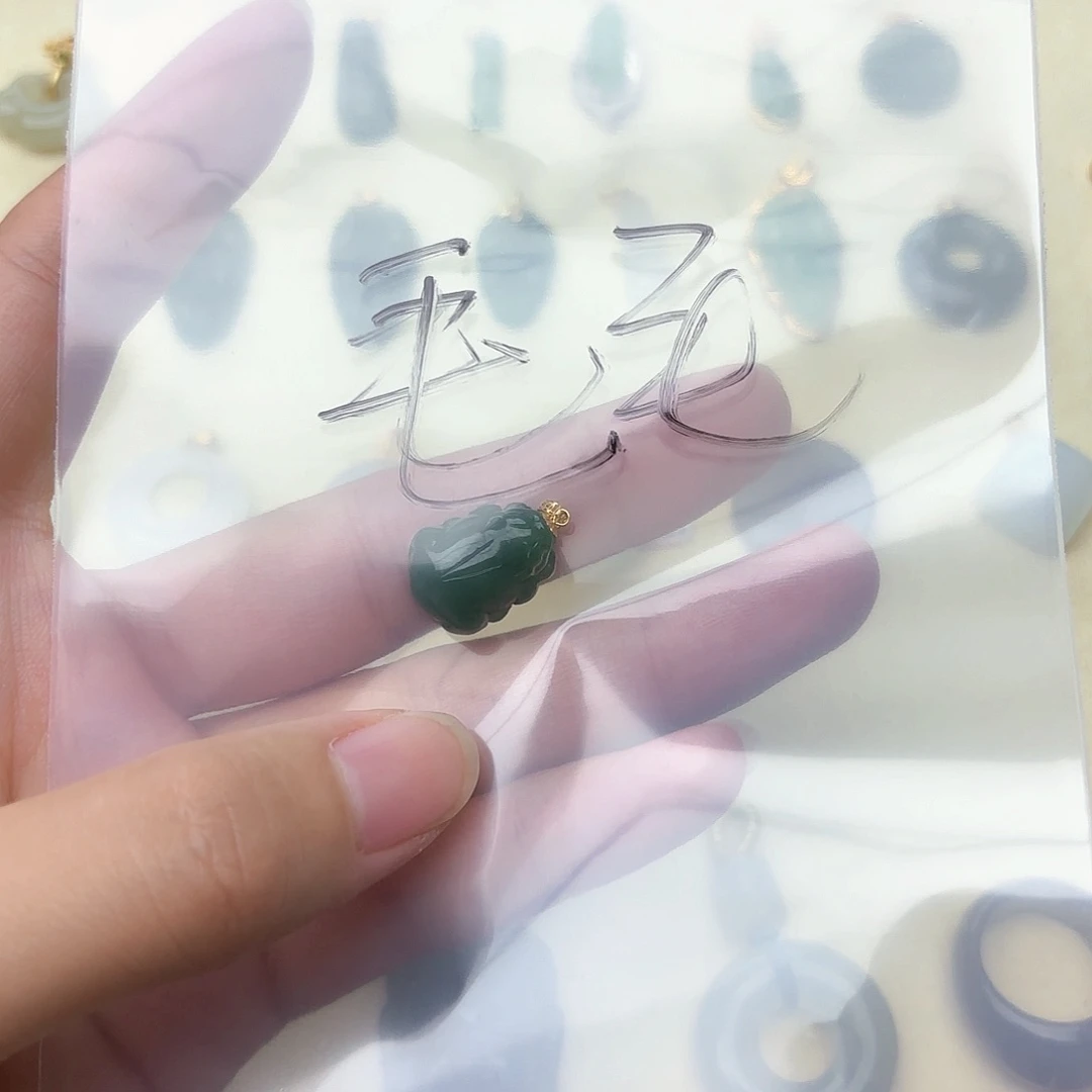 毛***毛和田玉18K金镶嵌颈饰