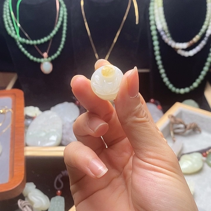 和田玉未镶嵌吊坠(赠链)