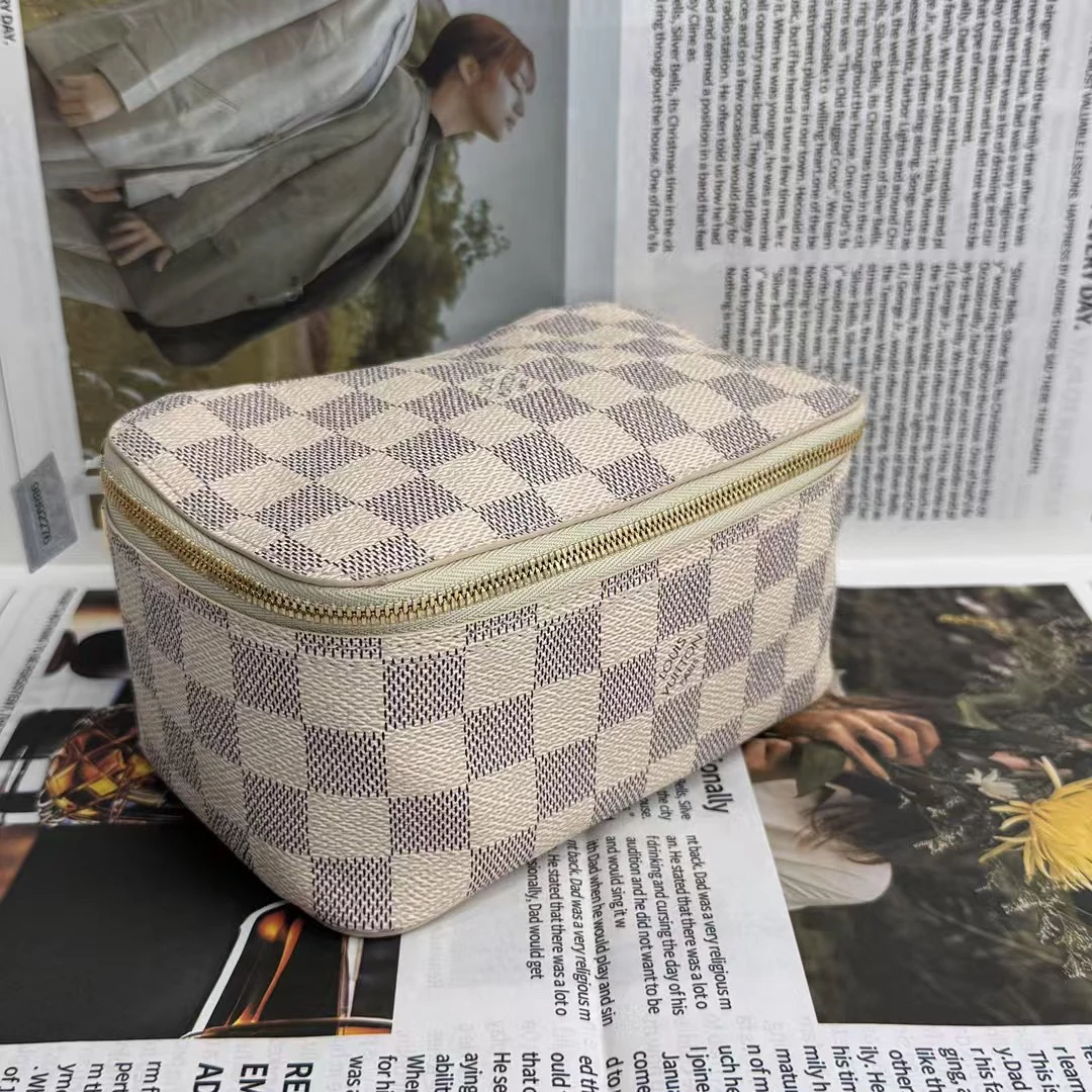 未使用 LouisVuitton/路易威登 白色棋盘格收纳包