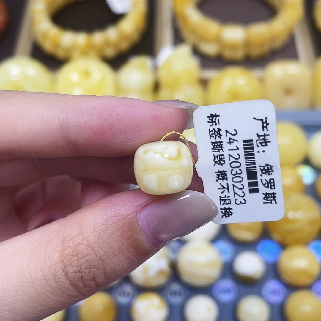 琥珀未镶嵌裸石11.4*9.8mm瑕