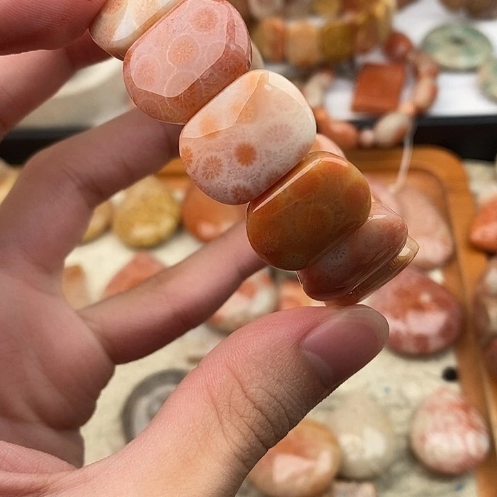 玫***过硅化玉颈饰未镶嵌