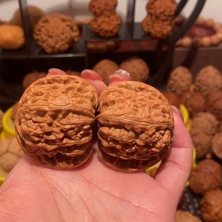 文玩核桃吊坠白狮子43.8