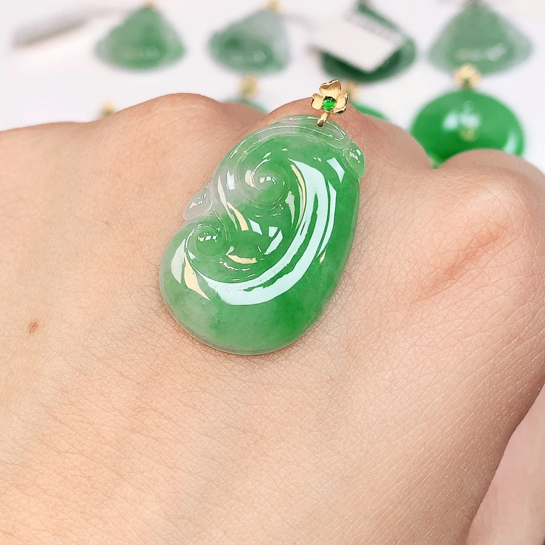 翡翠18K金镶嵌颈饰