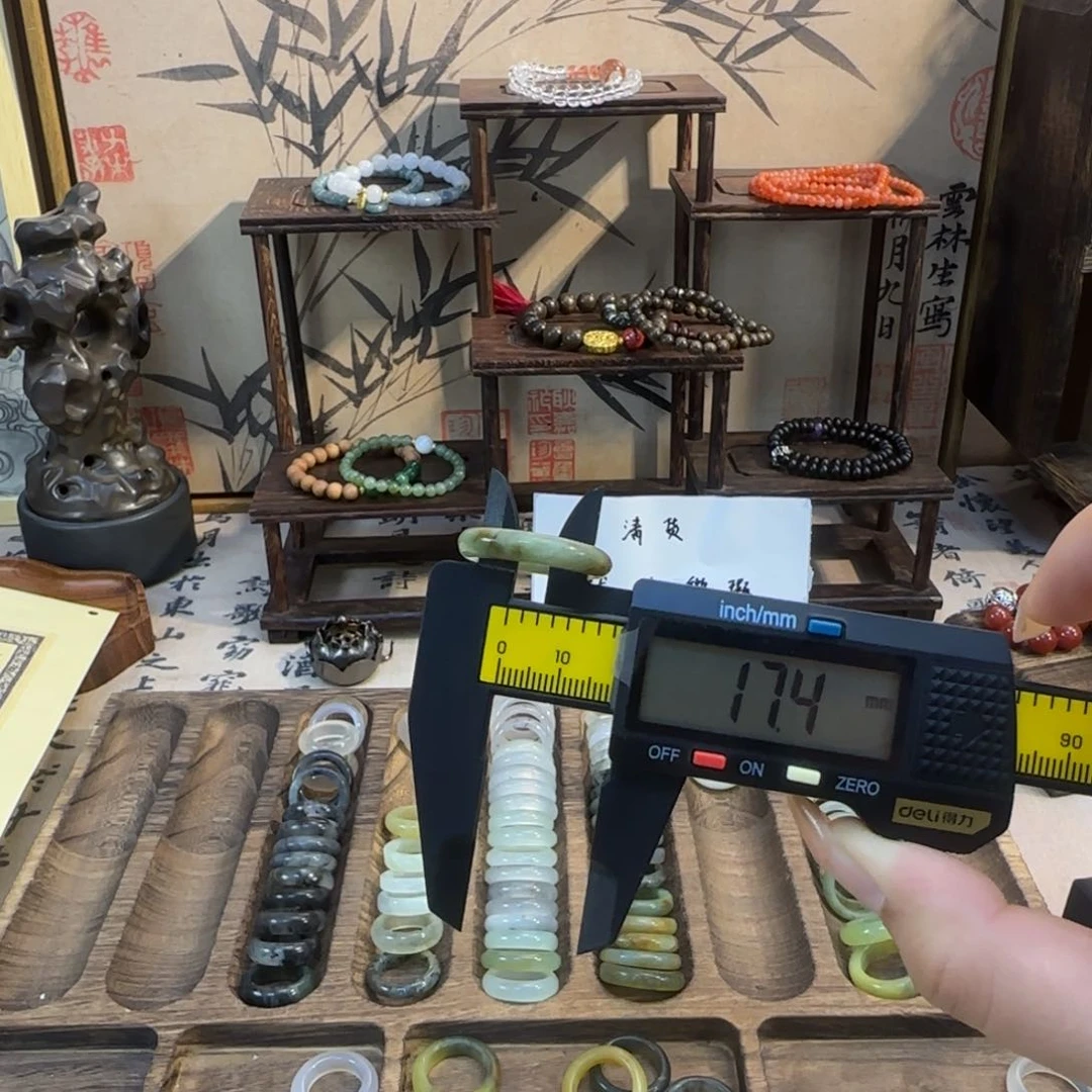 蛇纹石玉颈饰合金