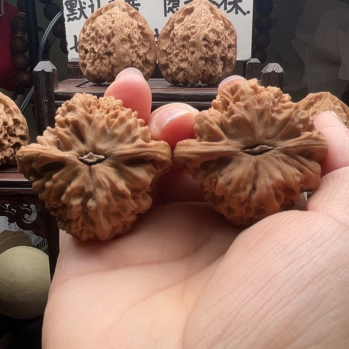 给***兜文玩核桃吊坠全品无修三角疆