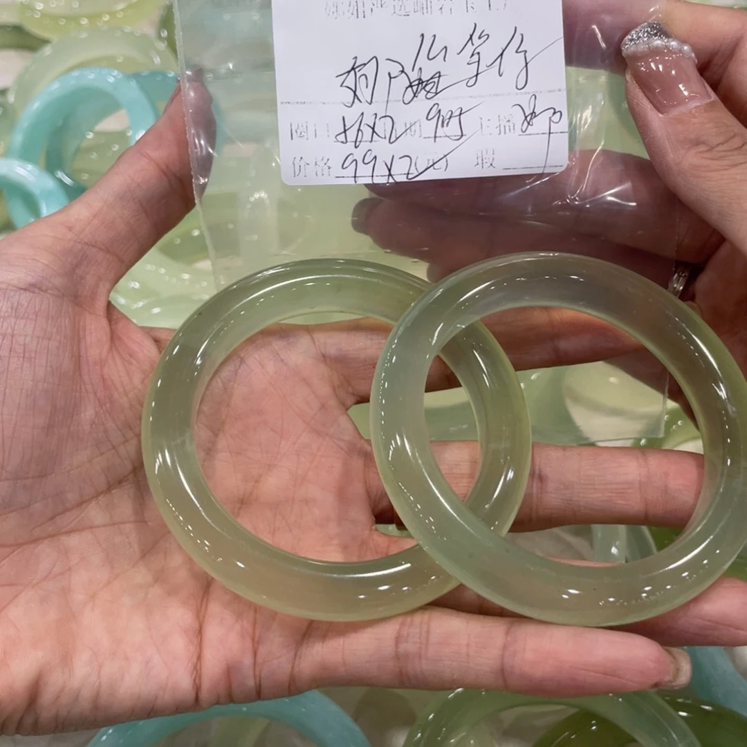 未镶嵌蛇纹石玉手镯娜****）