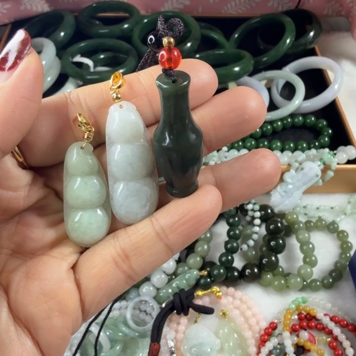 翡翠未镶嵌颈饰三件秒杀