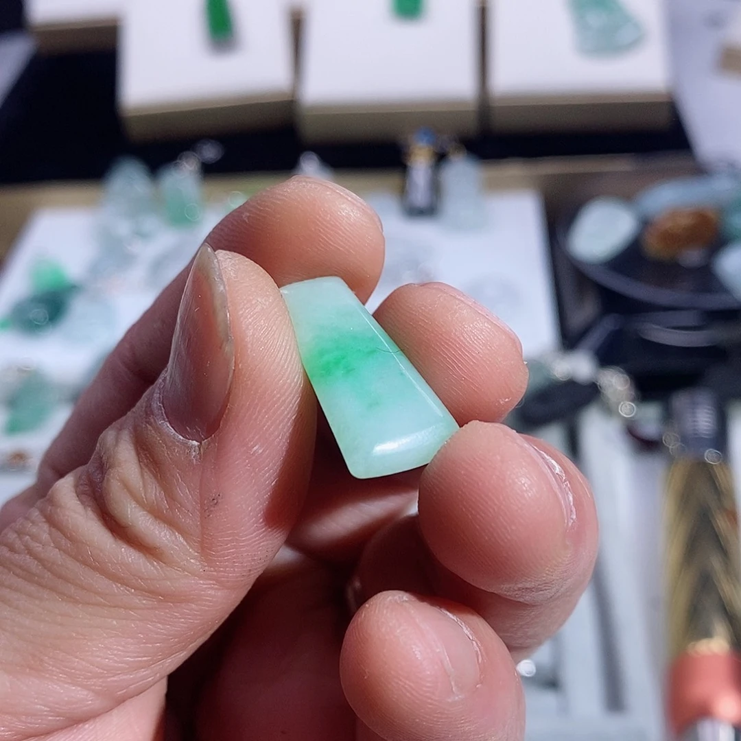 翡翠颈饰未镶嵌无事牌