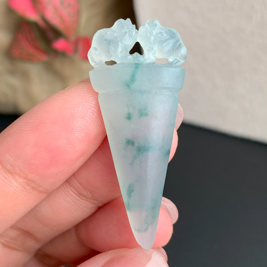 【自然光实拍】清澈 天然翡翠A货冰飘蓝花金蟾吊坠 定制毛货未抛光