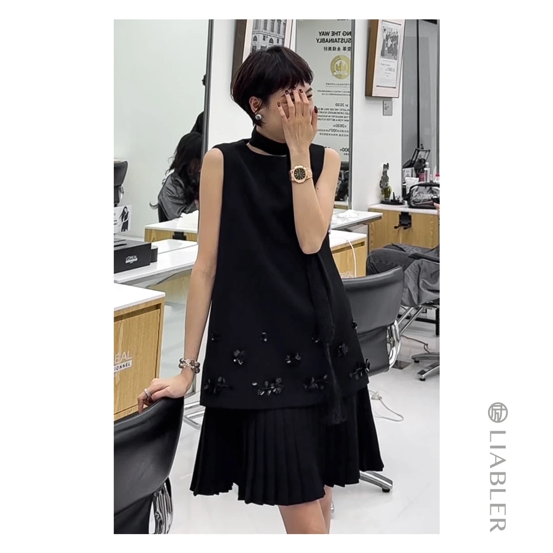 LIABLER/励 P25春夏钉珠立体花朵百褶复古黑色连衣裙 LSS25109D