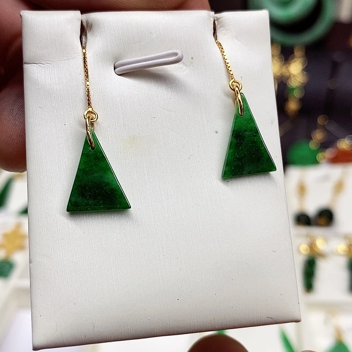 翡翠颈饰未镶嵌耳饰