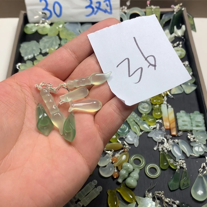 皮***皮蛇纹石玉未镶嵌耳钉