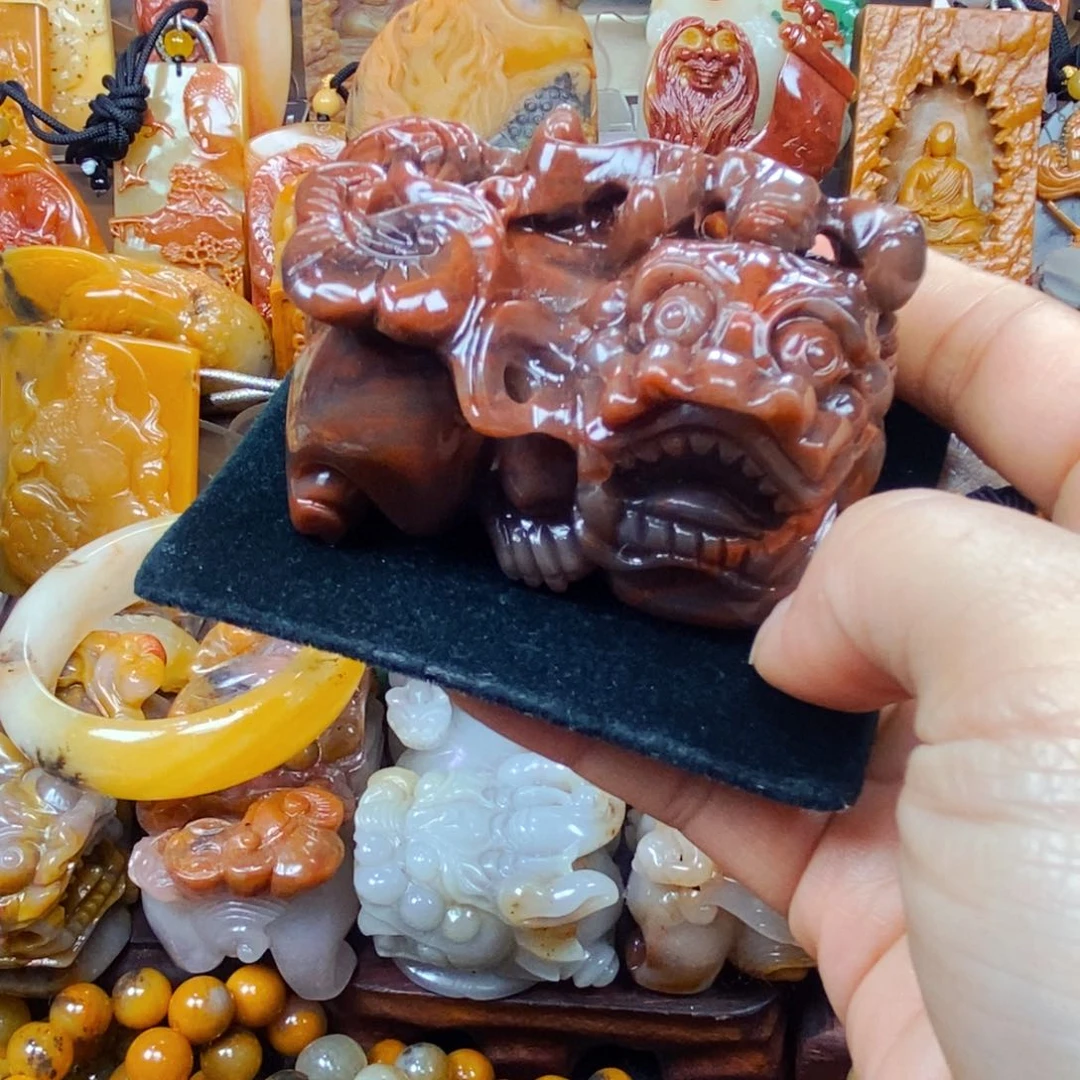 未镶嵌石英质玉（黄龙玉）颈饰