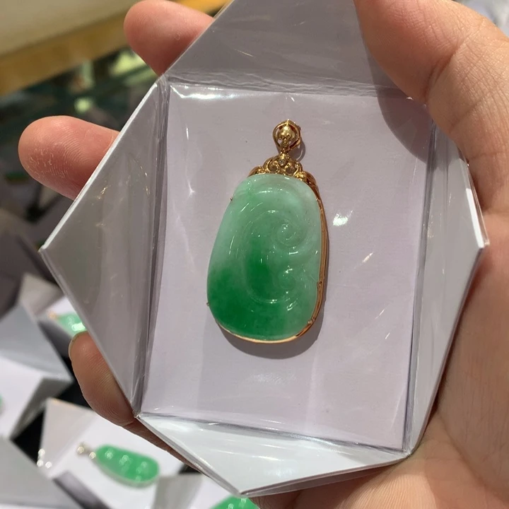 翡翠颈饰18K金镶嵌翡翠吊坠