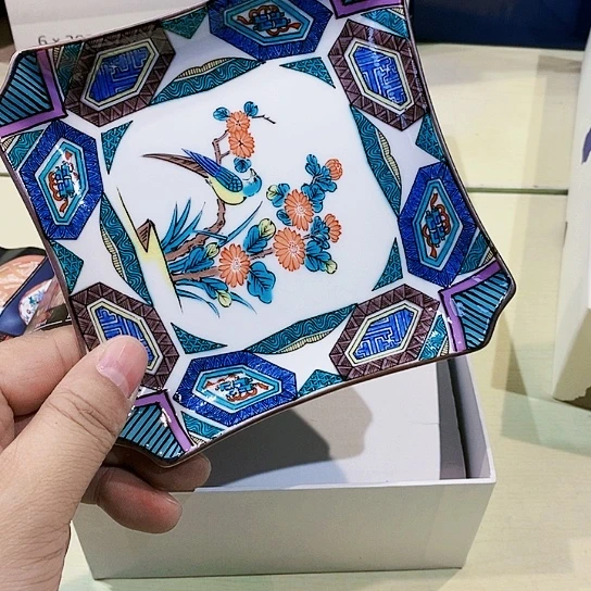 聚鑫中古杂项瓷器如图所示