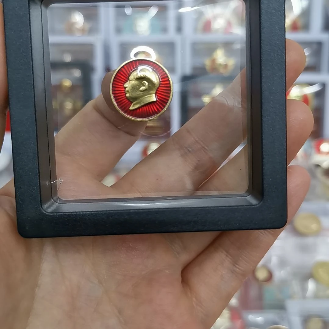 其他普通金属岁*红色收藏纪念章1枚