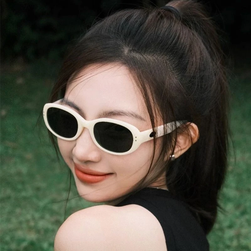 复古椭圆白色边框墨镜出街神器高级感太阳眼镜女防紫外线显脸小款