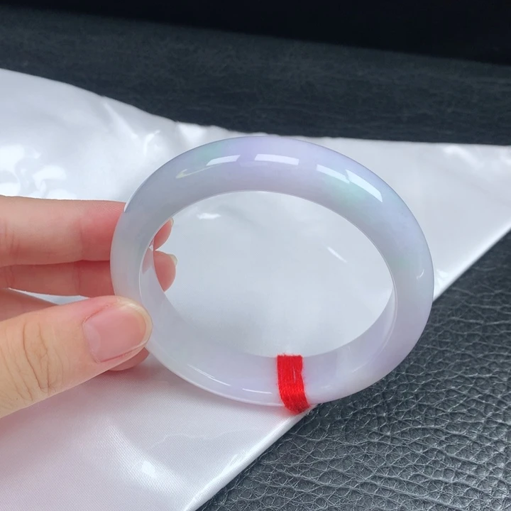 翡翠手镯未镶嵌。