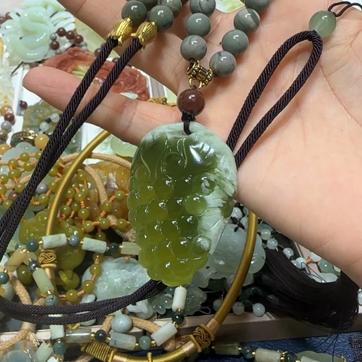 蛇纹石玉未镶嵌吊坠