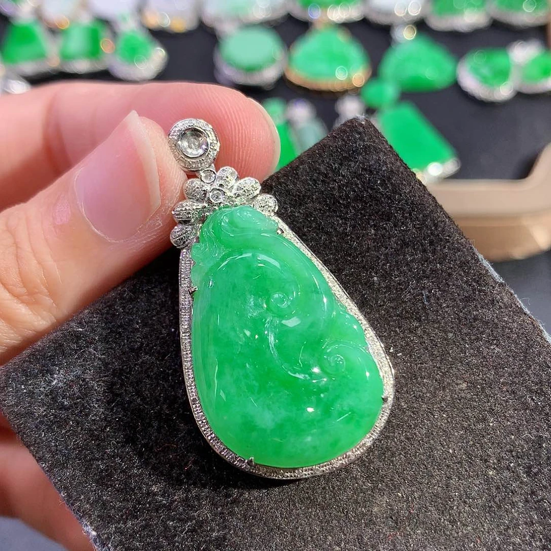 翡翠18K金镶嵌吊坠(赠链)