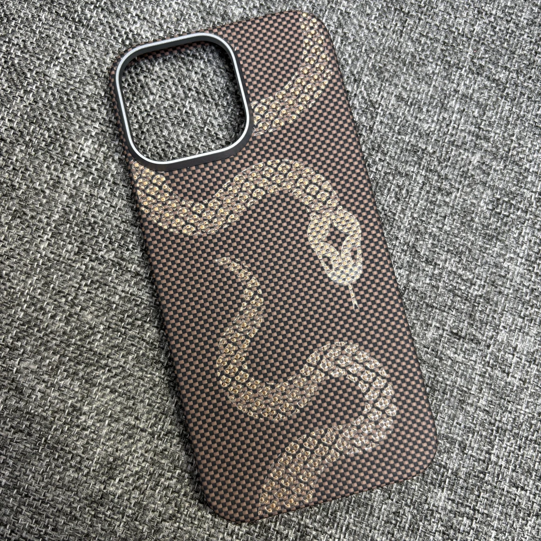 16pm蛇年限定凯夫拉纤维磁吸手机壳适用于苹果16ProMax