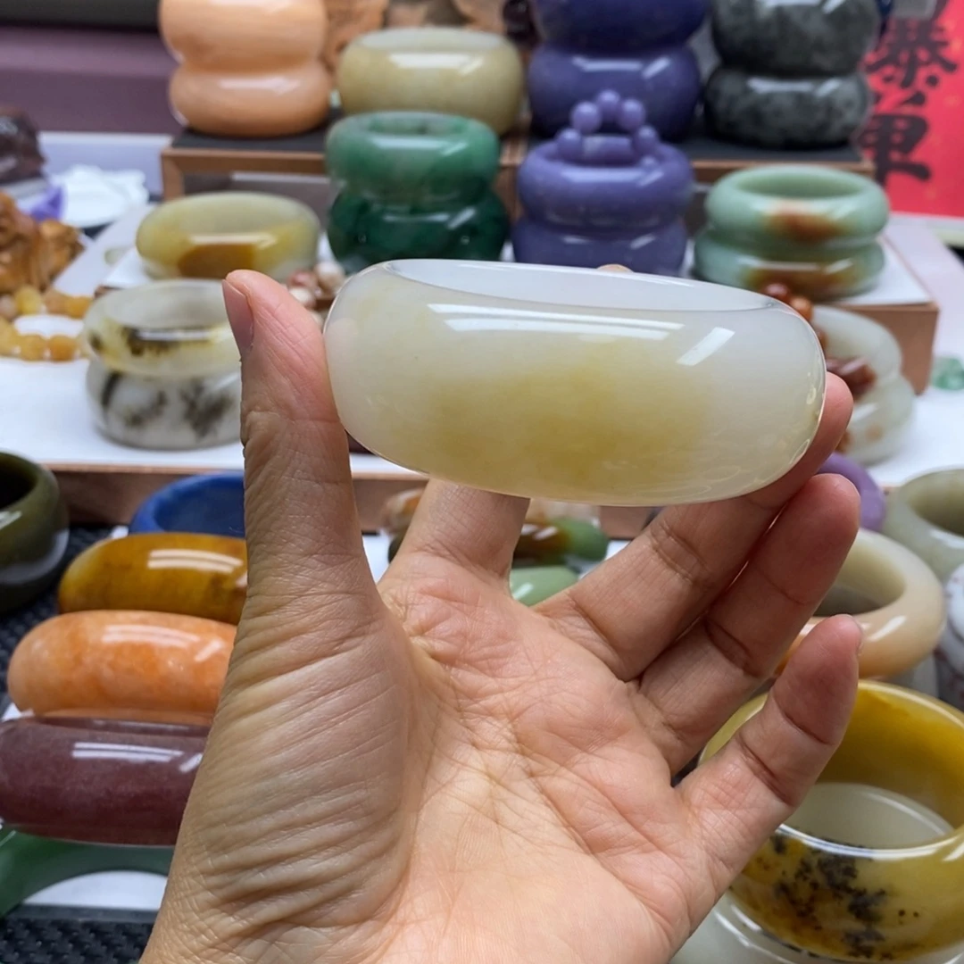 张****未镶嵌手镯石英岩玉