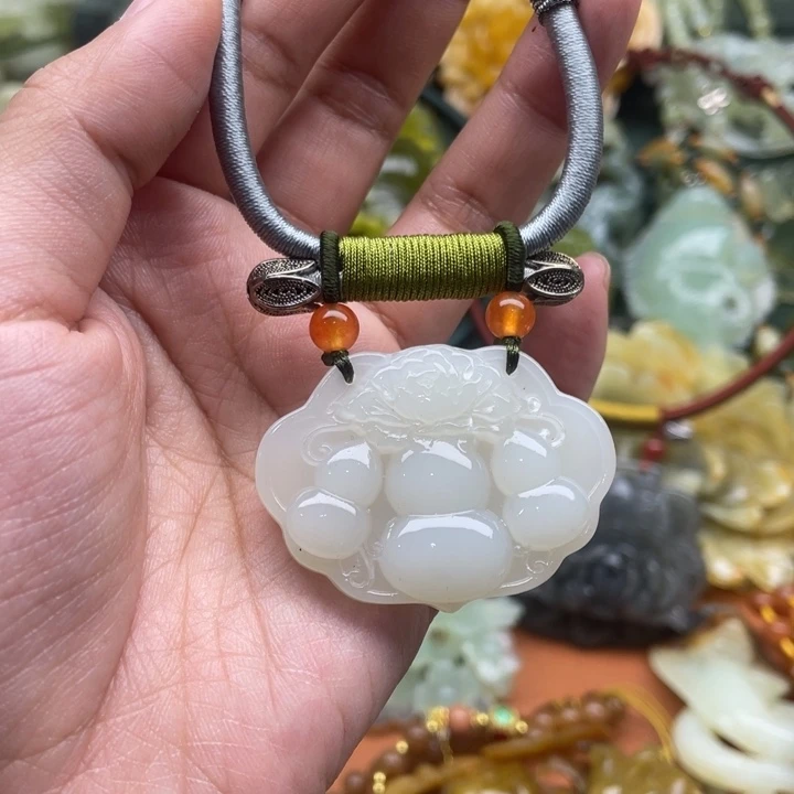 蛇纹石玉吊坠合金