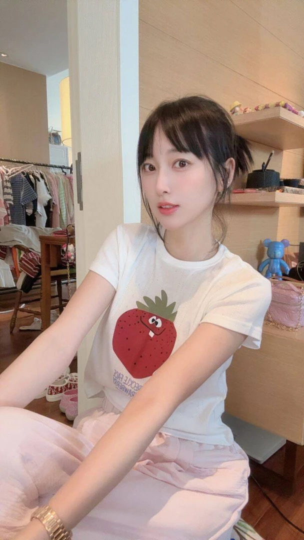 【张静芝】韩国新品~趣味草莓印花百搭休闲T恤