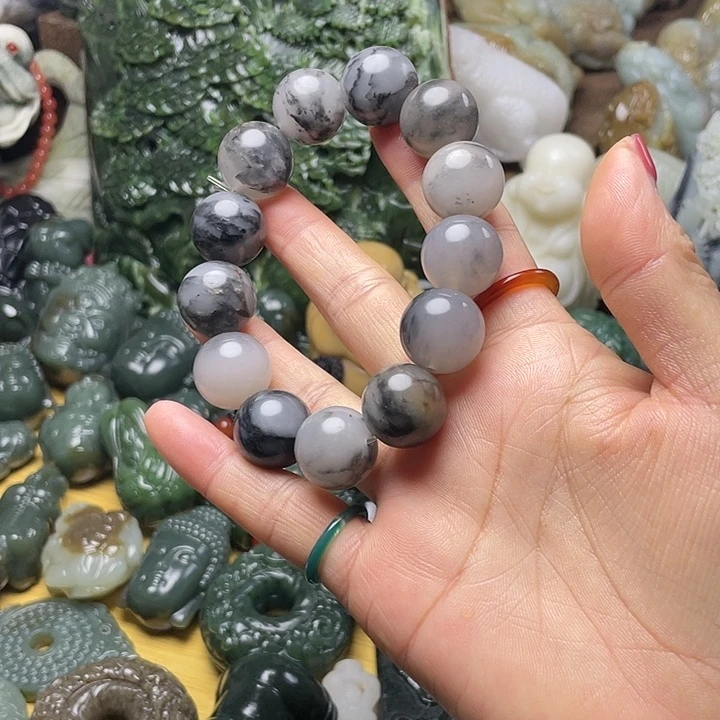 透闪石质玉未镶嵌颈饰