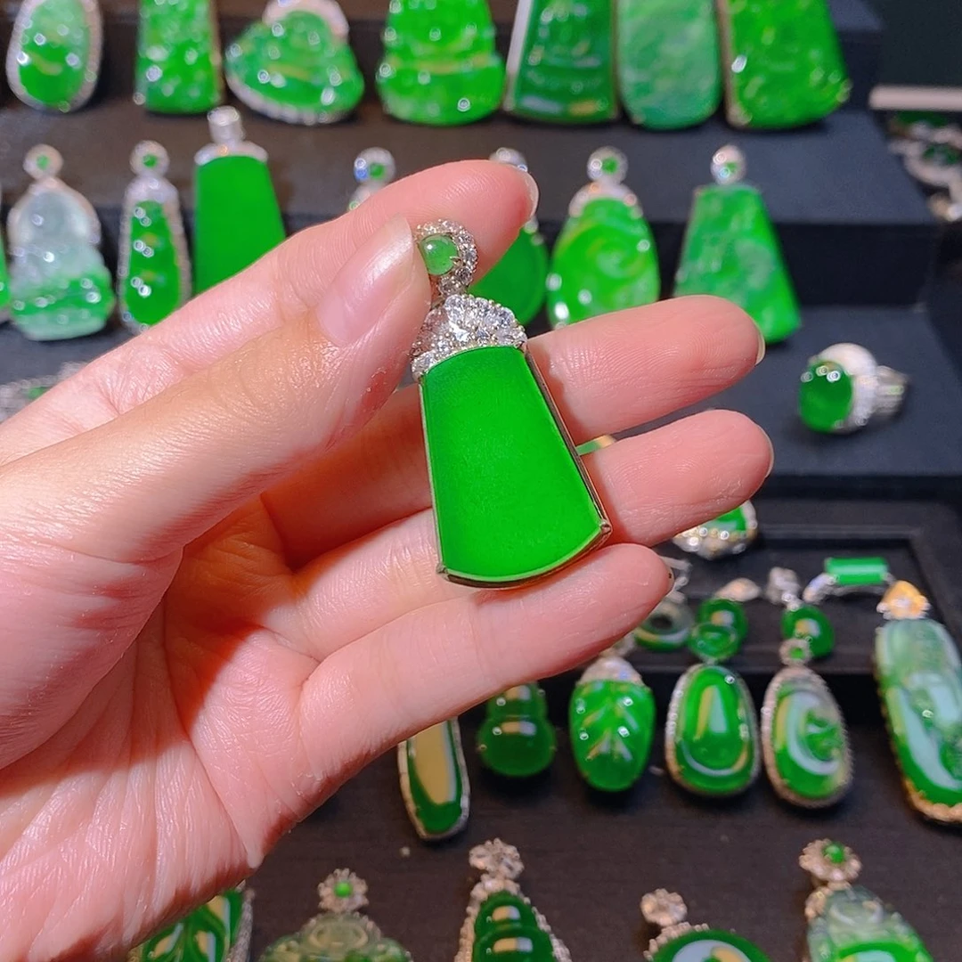 翡翠银S925镶嵌颈饰。