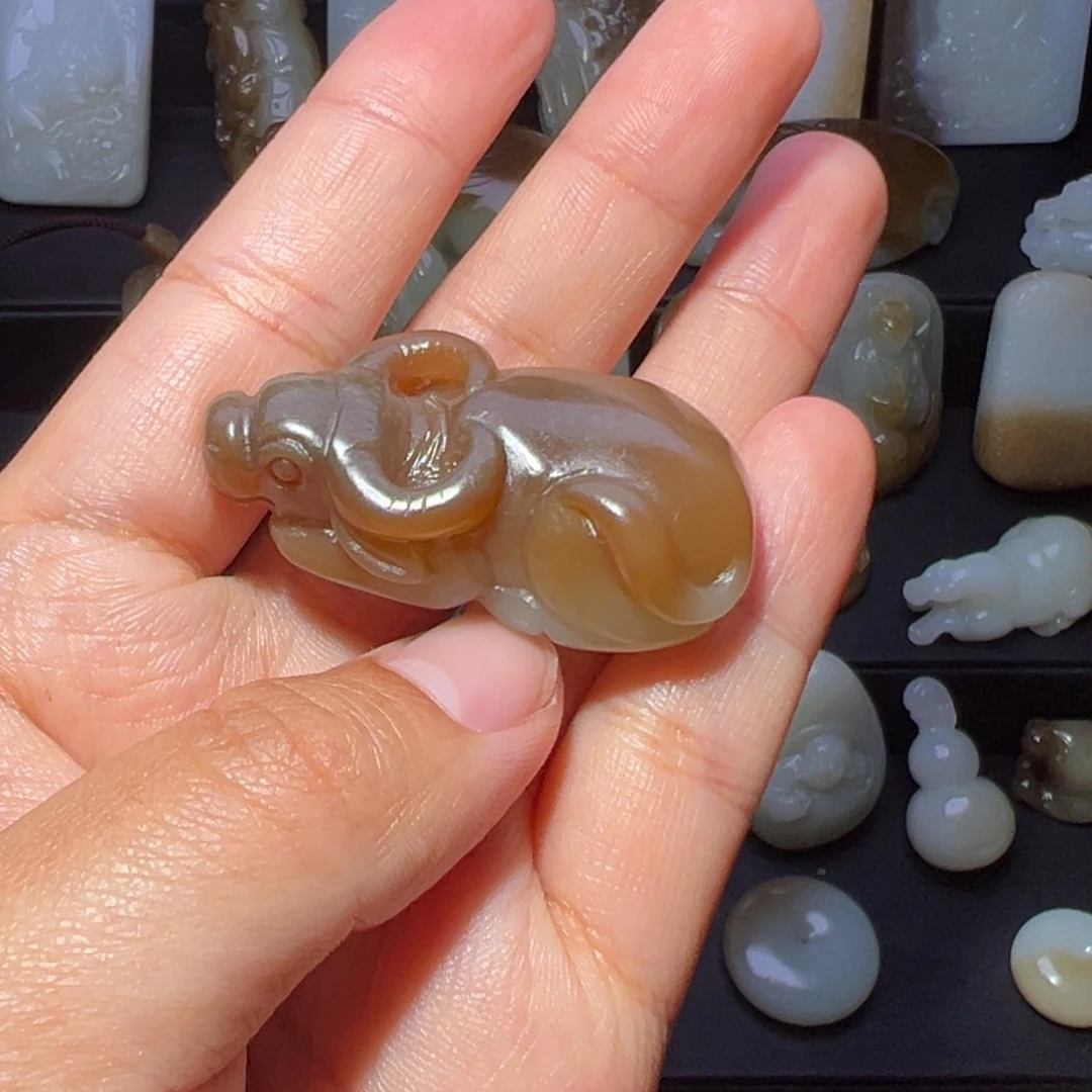 郭***兵和田玉未镶嵌颈饰