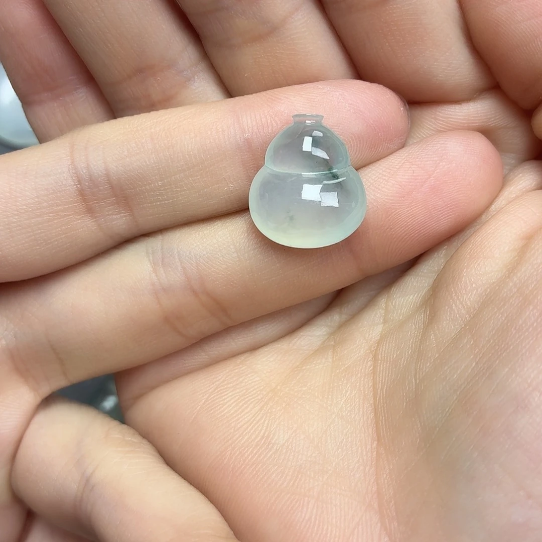 翡翠未镶嵌颈饰飘花葫芦