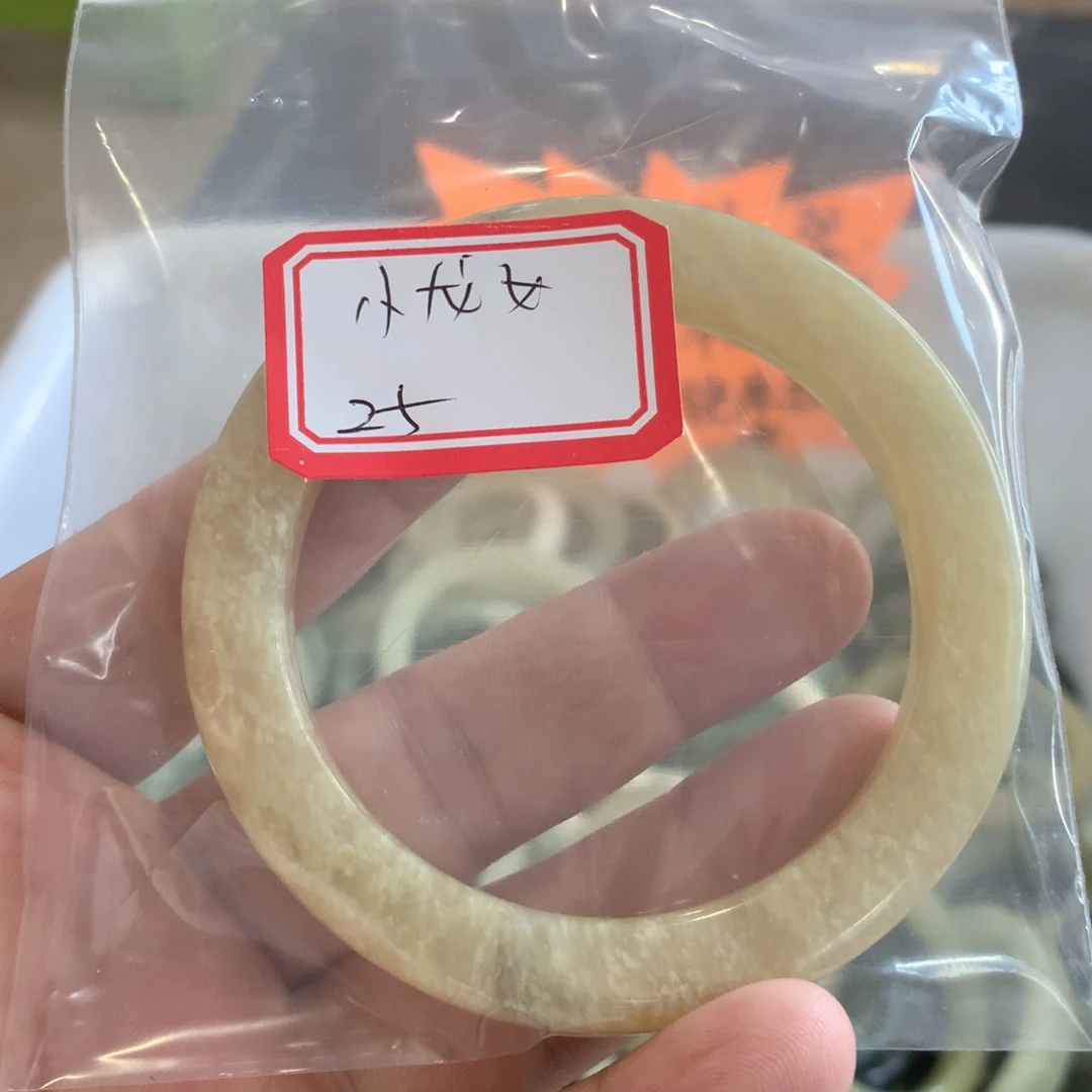 透闪石-蛇纹石玉手镯未镶嵌小*女