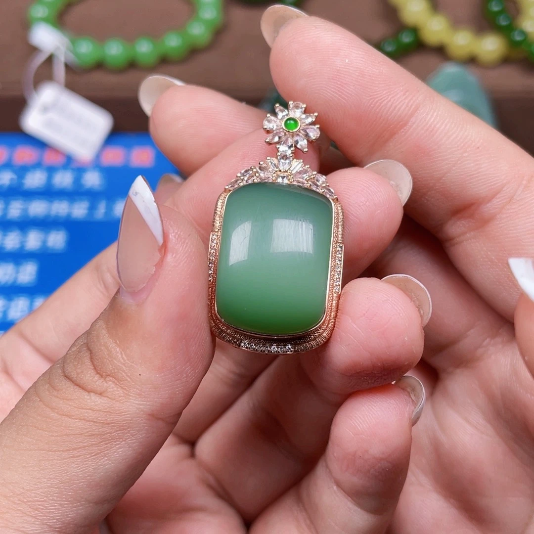 颈饰18K金镶嵌和田玉