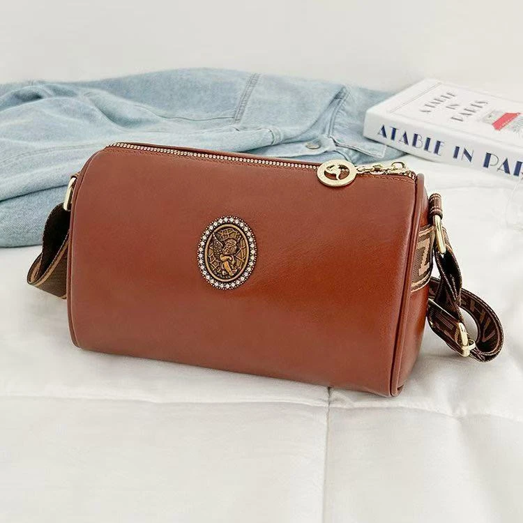 新款简约大容量宽肩带斜挎包枕头包