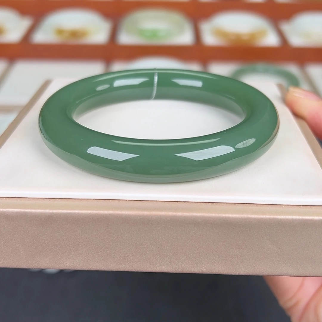 和田玉未镶嵌手镯和田玉粉绿手镯