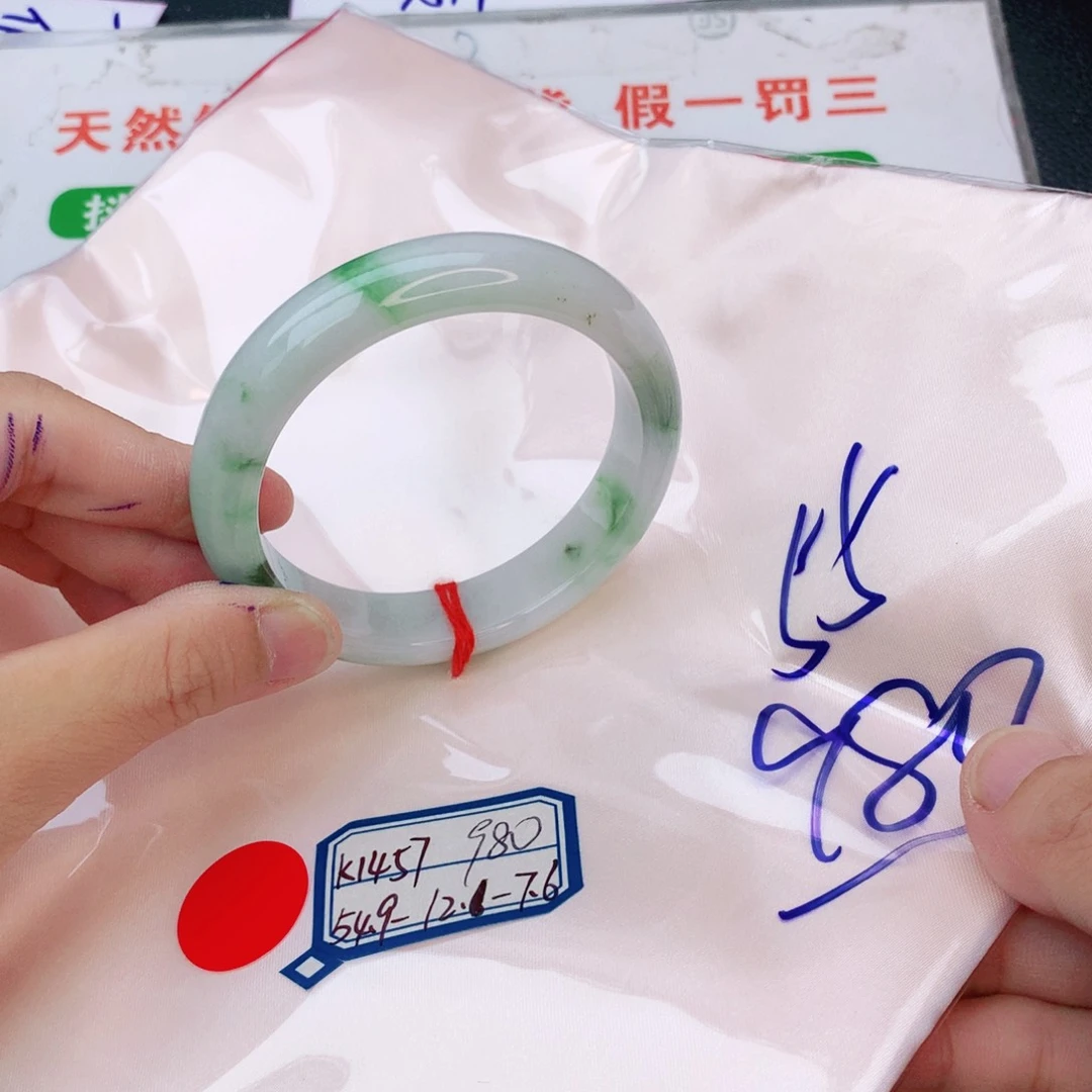 翡翠手镯未镶嵌翡翠