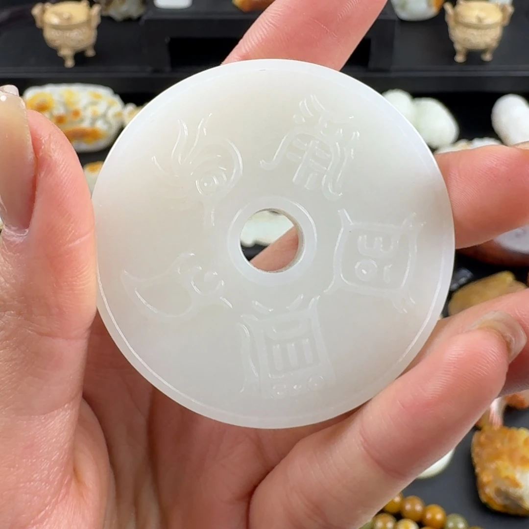 和田玉（糖玉）颈饰未镶嵌?