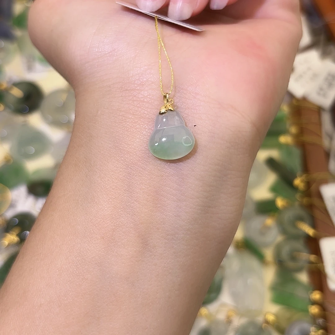 翡翠18K金镶嵌颈饰葫芦