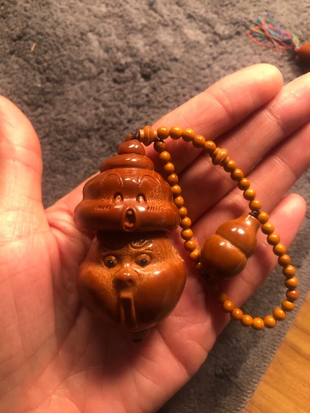 橄榄核雕刻奥利给小人“屎”中开心