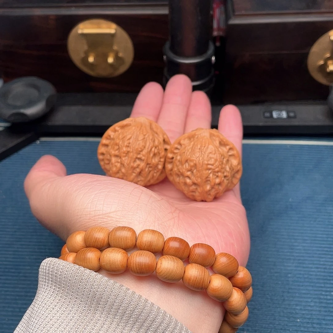 文玩核桃吊坠金牛