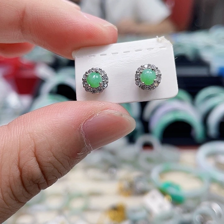 翡翠手镯未镶嵌翡翠