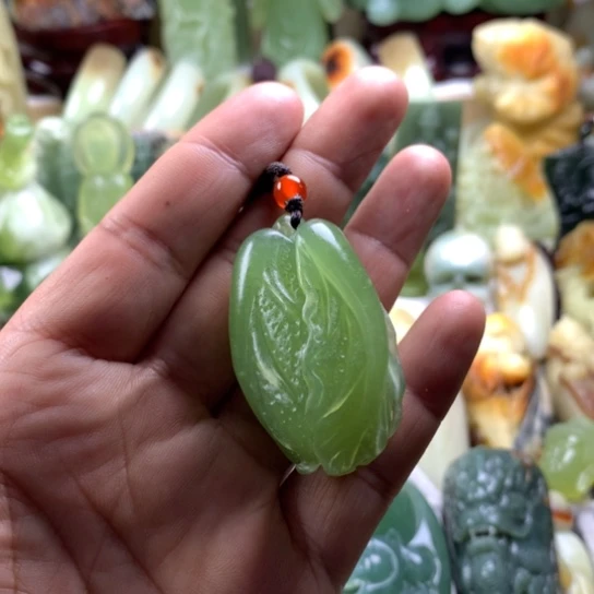 在***士蛇纹石玉未镶嵌岫玉手把件