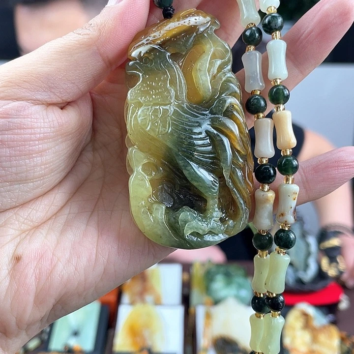 蛇纹石玉未镶嵌颈饰