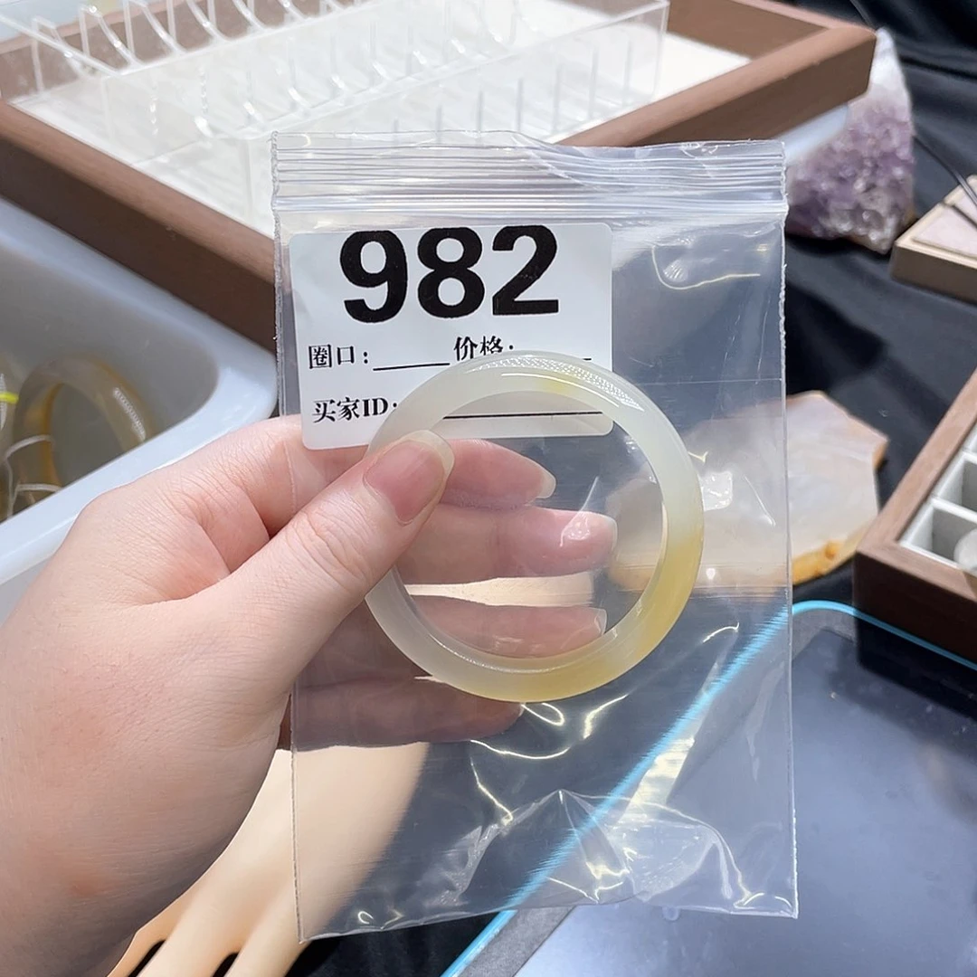 依***然玛瑙/玉髓手镯未镶嵌
