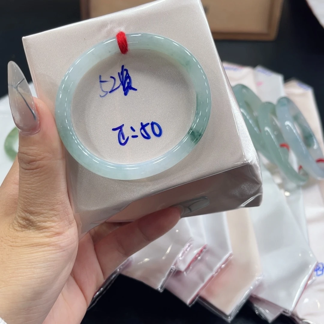 翡翠手镯未镶嵌翡翠